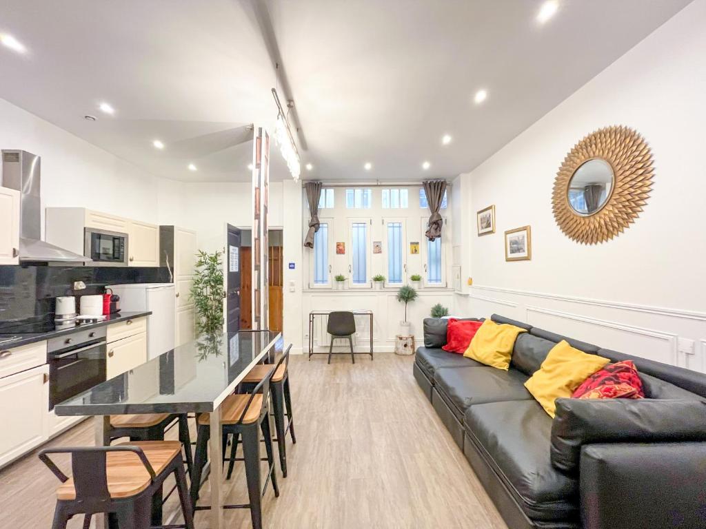 un salon avec un canapé et une table dans l'établissement Urban Flat 101 - Maire, à Paris