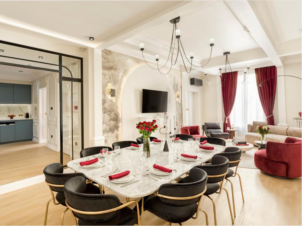 une salle à manger avec une longue table et des chaises dans l'établissement Merveil - Signature Suite - Champs Elysees -Kleber, à Paris