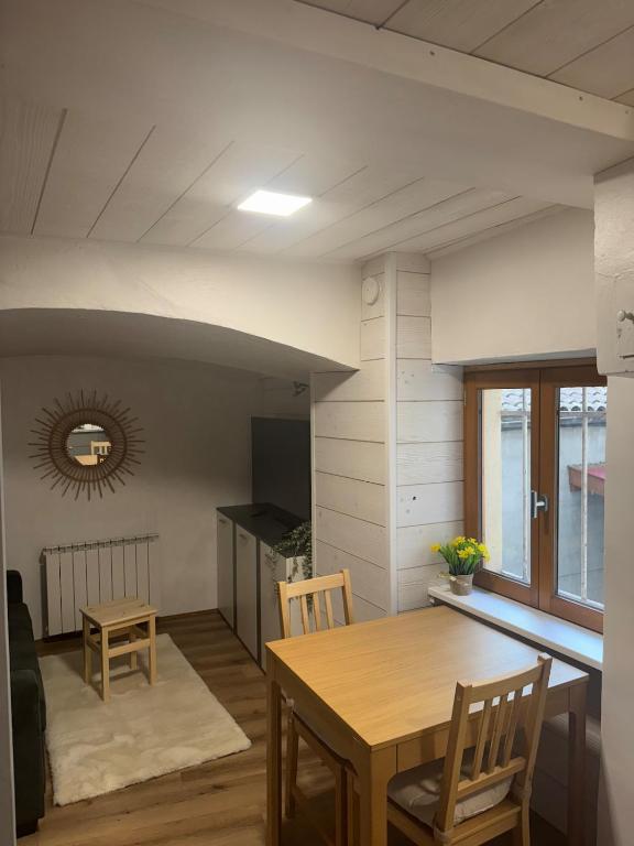 une cuisine et une salle à manger avec une table et des chaises en bois dans l'établissement Atypique & cosy Hyper-centre Lyon et Quais, à Lyon