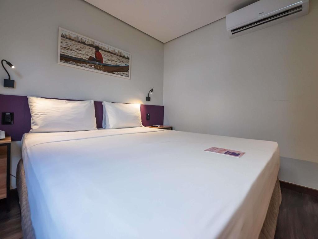 Cama ou camas em um quarto em ibis Styles Belem Nazare