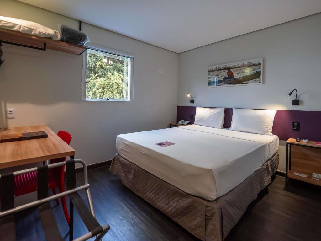 Cama ou camas em um quarto em ibis Styles Belem Nazare