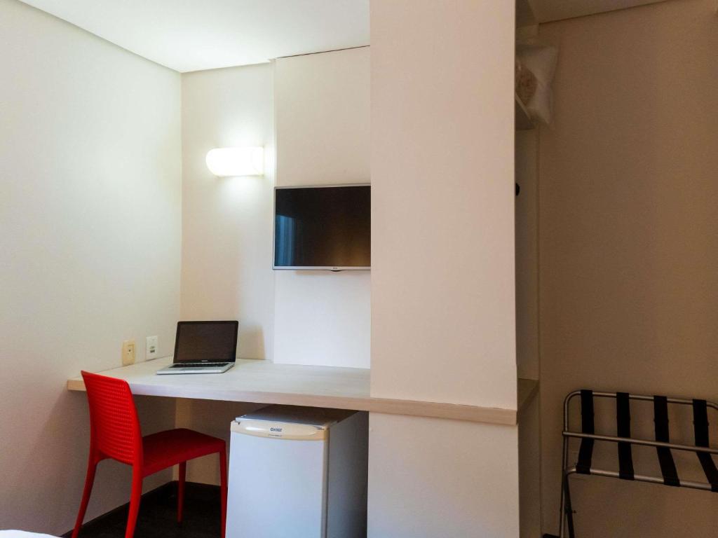 Uma TV ou centro de entretenimento em ibis Styles Belem Nazare