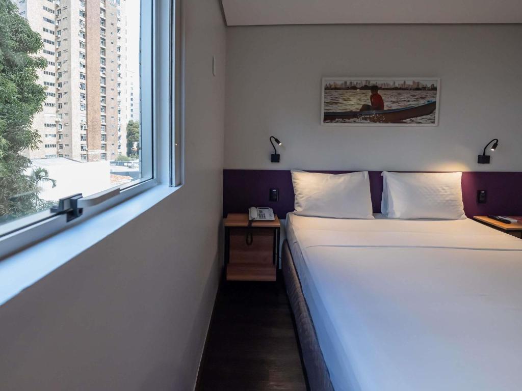 Cama ou camas em um quarto em ibis Styles Belem Nazare