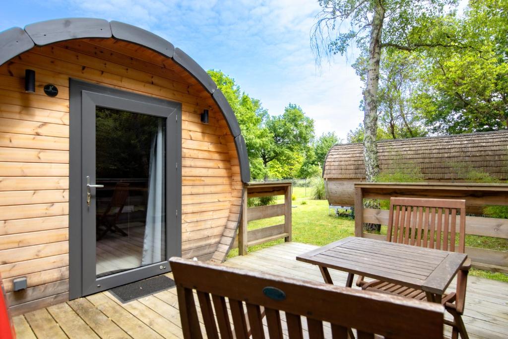 une petite cabane en bois avec une table sur une terrasse dans l'établissement Ôtonneauxstress - Plagiste, à Saint-Vivien-de-Médoc