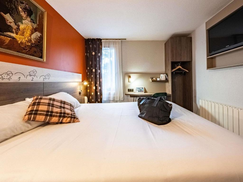 Postel nebo postele na pokoji v ubytování greet Hotel Massieux Lyon Nord