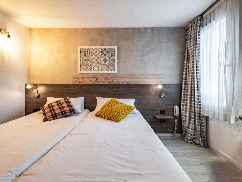 Postel nebo postele na pokoji v ubytování greet Hotel Massieux Lyon Nord