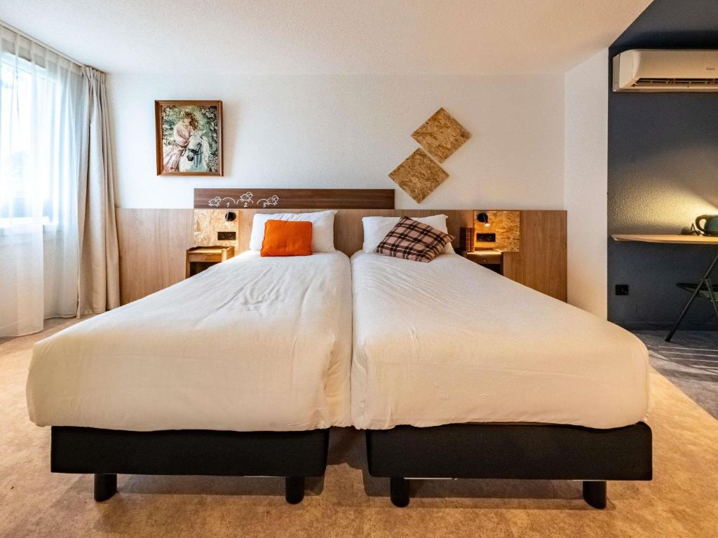 Postel nebo postele na pokoji v ubytování greet Hotel Massieux Lyon Nord