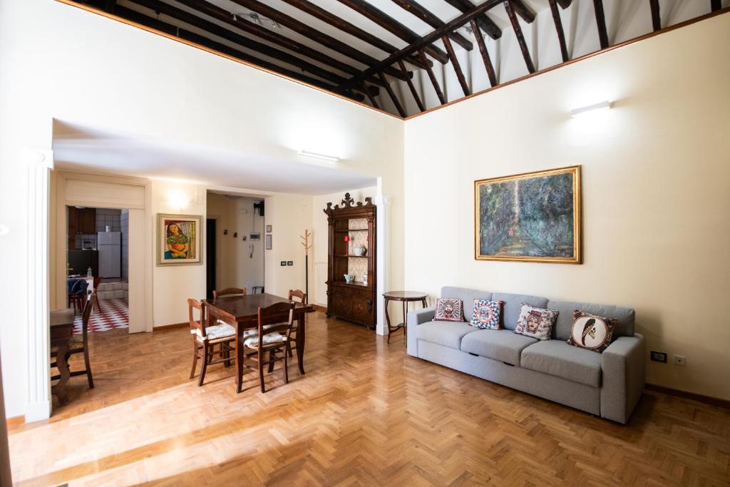 un soggiorno con un divano e un tavolo di Cattedrale492 a Palermo