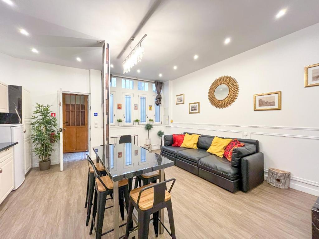 un salon avec un canapé et une table dans l'établissement 101 - Urban Centre Pompidou, à Paris