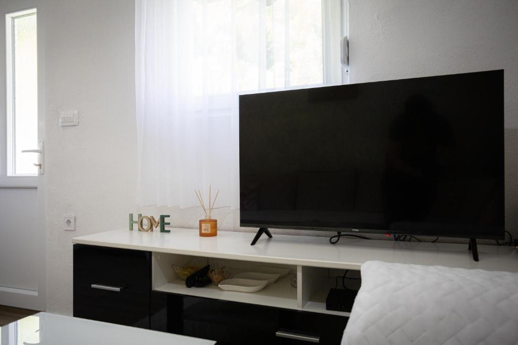 TV a/nebo společenská místnost v ubytování Potočna Vila