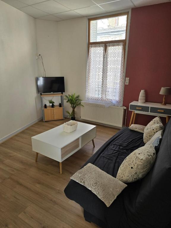 - un salon avec un lit et une table basse dans l'établissement Appartement 6 personnes, vue exceptionnelle sur la montagne, à La Bourboule