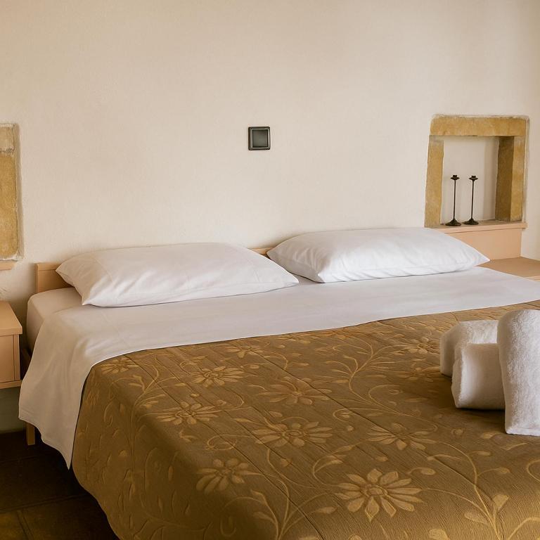 Postel nebo postele na pokoji v ubytování Menexes Suites Monemvasia