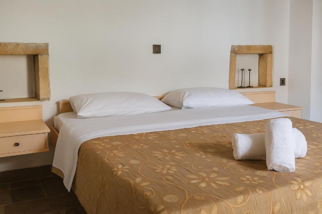 Postel nebo postele na pokoji v ubytování Menexes Suites Monemvasia