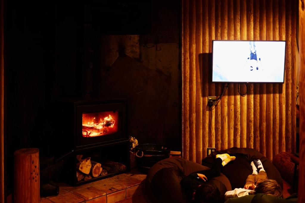 TV a/nebo společenská místnost v ubytování Canopy Lodge - Boutique Lodge at Hakuba Cortina