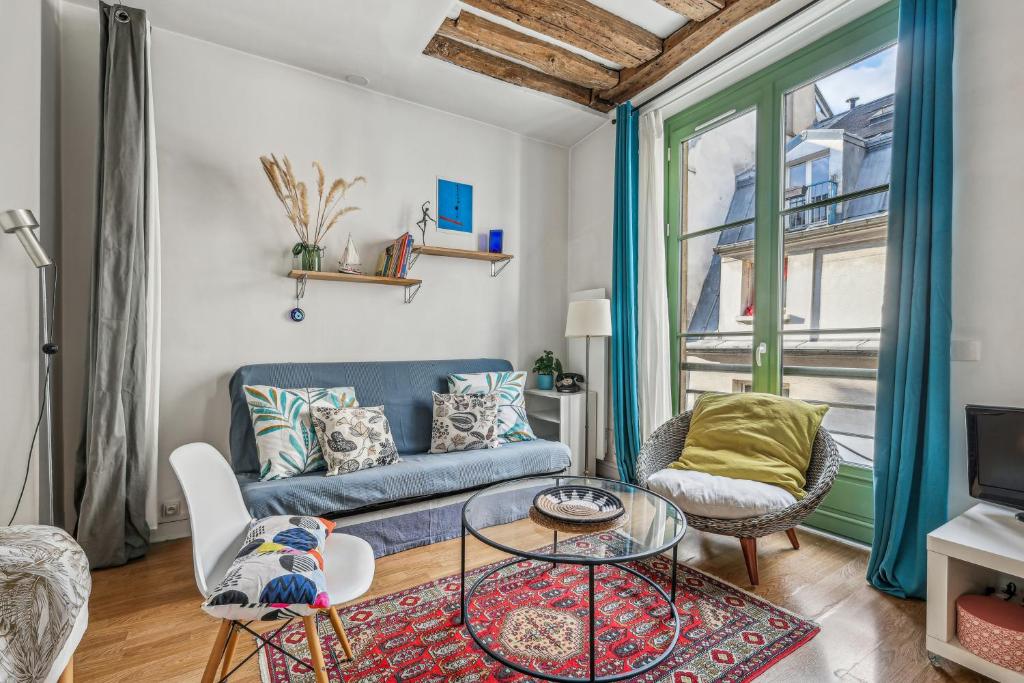 un salon avec un canapé et une table dans l'établissement Joli studio grand et calme, Marais, à Paris