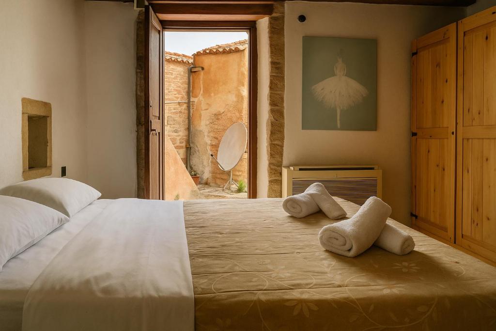 Postel nebo postele na pokoji v ubytování Menexes Suites Monemvasia