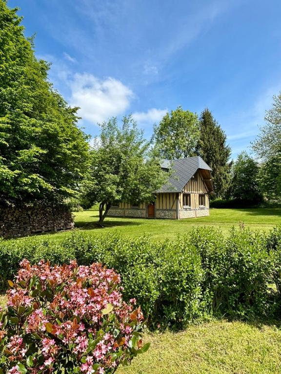 une maison au milieu d'un champ fleuri dans l'établissement Domaine Marcel, à Lieurey