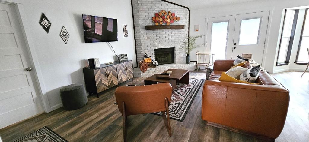 un soggiorno con divano e camino di Breathe Easy Here in Buda 3bd 2ba Home a Buda