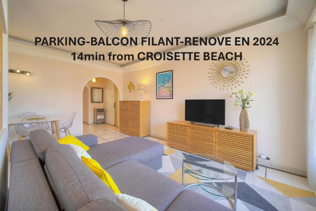 un salon avec un canapé et une télévision dans l'établissement 2 pieces proche Carnot avec apercu mer A1B244, à Cannes