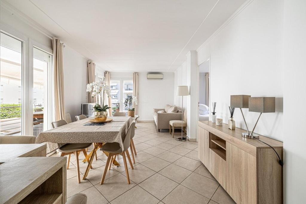 une cuisine et une salle à manger avec une table et des chaises dans l'établissement 78 LERINS - Bel appartement 2 chambres sur la Croisette, à Cannes