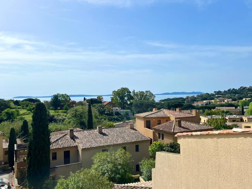- une vue sur un village avec des maisons et des arbres dans l'établissement Sea View Apartment, St Clair, au Lavandou