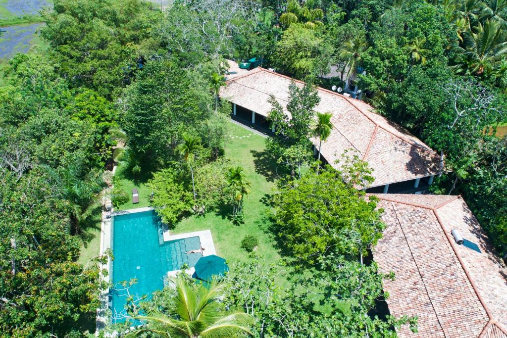 eine Luftaufnahme eines Hauses mit Garten in der Unterkunft Boundary House in Galle