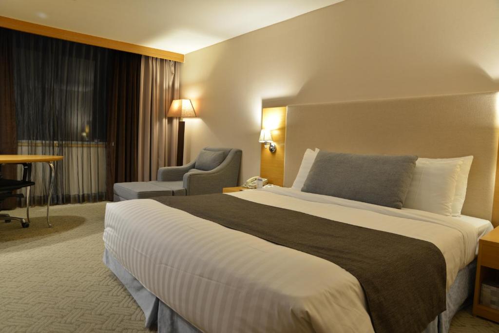 Postel nebo postele na pokoji v ubytování Ramada by Wyndham Songdo