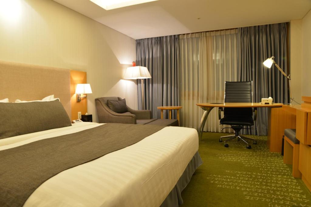 Postel nebo postele na pokoji v ubytování Ramada by Wyndham Songdo