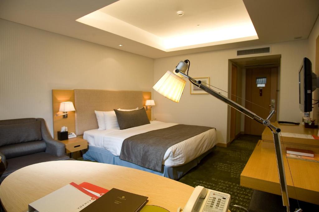 Postel nebo postele na pokoji v ubytování Ramada by Wyndham Songdo