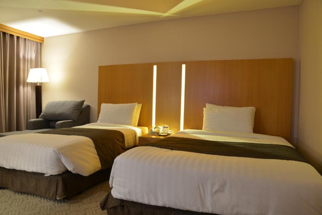 Postel nebo postele na pokoji v ubytování Ramada by Wyndham Songdo