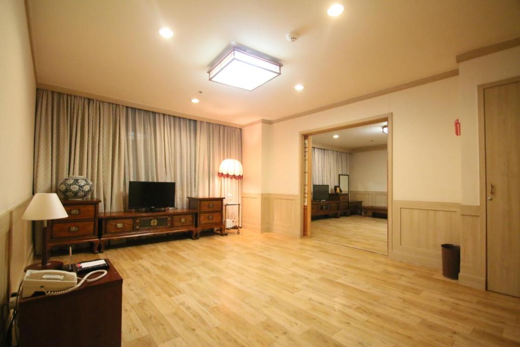 TV a/nebo společenská místnost v ubytování Ramada by Wyndham Songdo