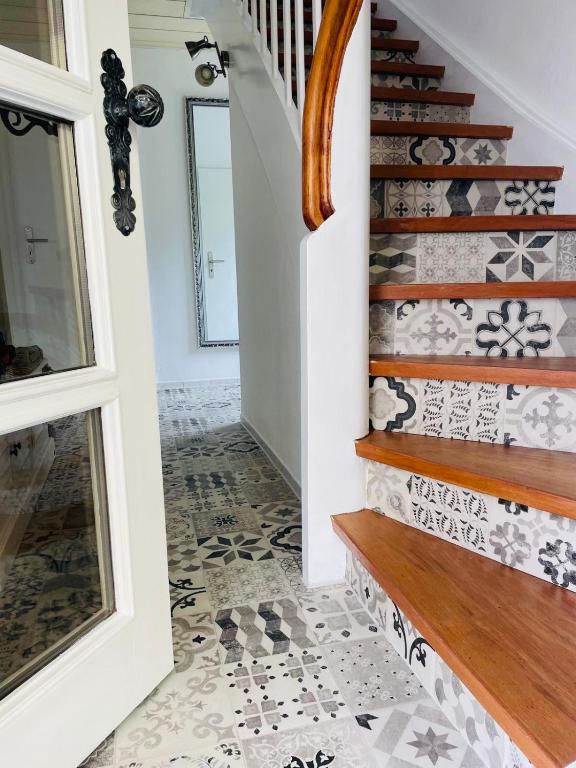 a hallway with a staircase with tile flooring at Ferienwohnung Dreiflüsse in Hannoversch Münden