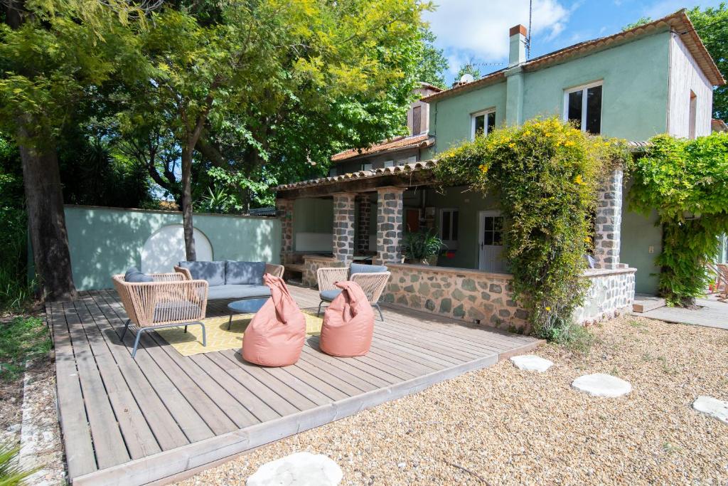 deux grands sacs roses posés sur une terrasse en bois dans l'établissement Batisse de vacance cadre exceptionnel, à Fréjus