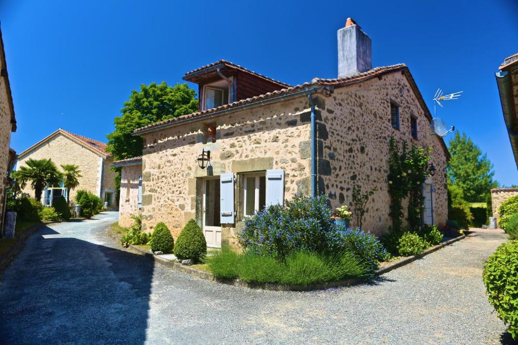 une maison en pierre avec une tour en haut dans l'établissement Maison Lavande, à Saint-Martial-de-Valette