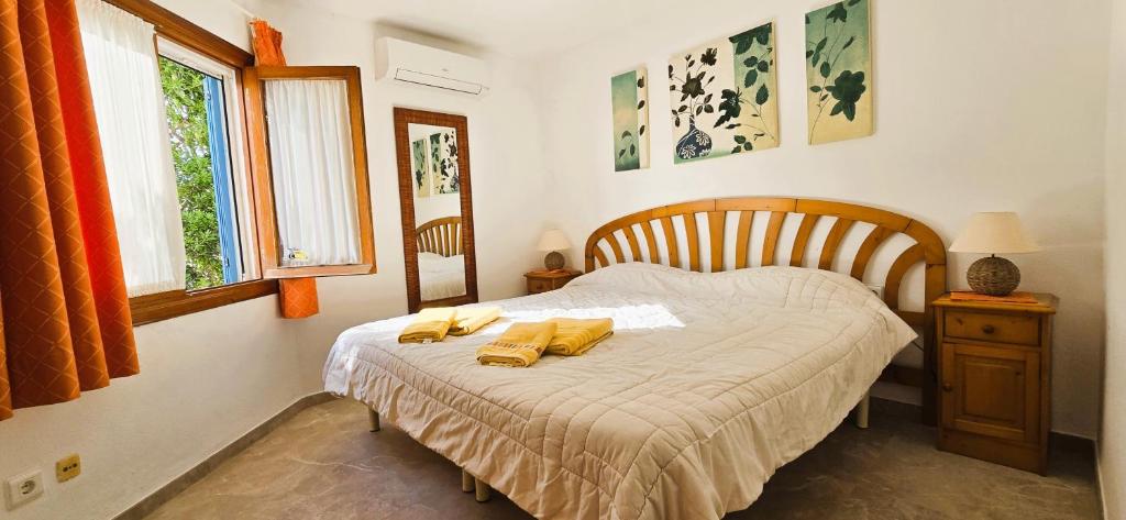 Postel nebo postele na pokoji v ubytování VILLA HELIOS Villa en Cala Pi con vistas despejadas