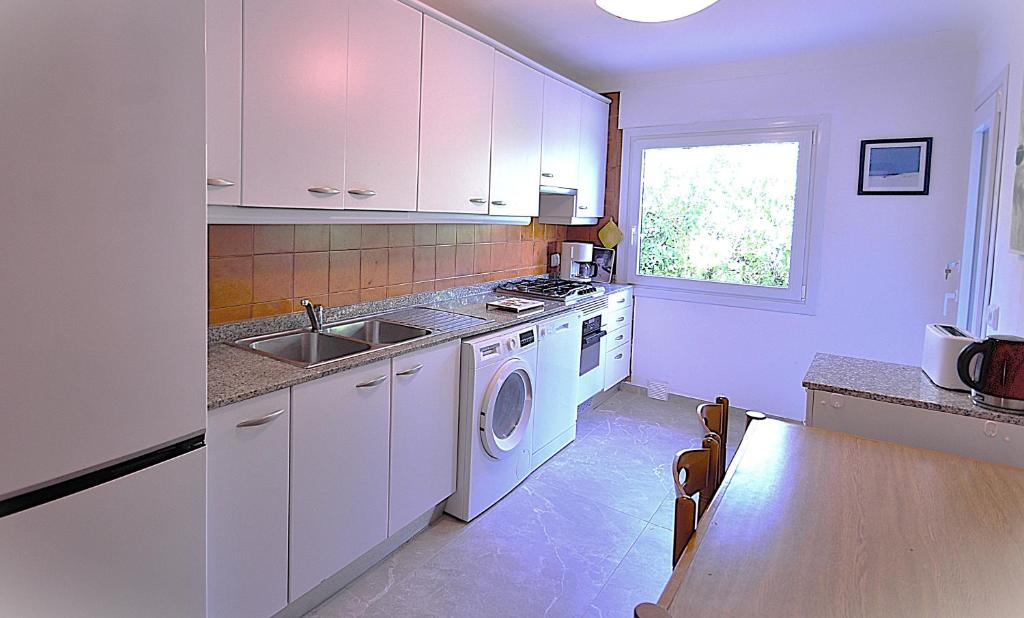 Kuchyň nebo kuchyňský kout v ubytování VILLA HELIOS Villa en Cala Pi con vistas despejadas
