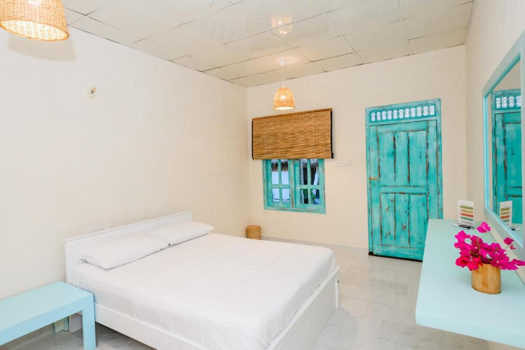 Postel nebo postele na pokoji v ubytování Capital Trincomalee
