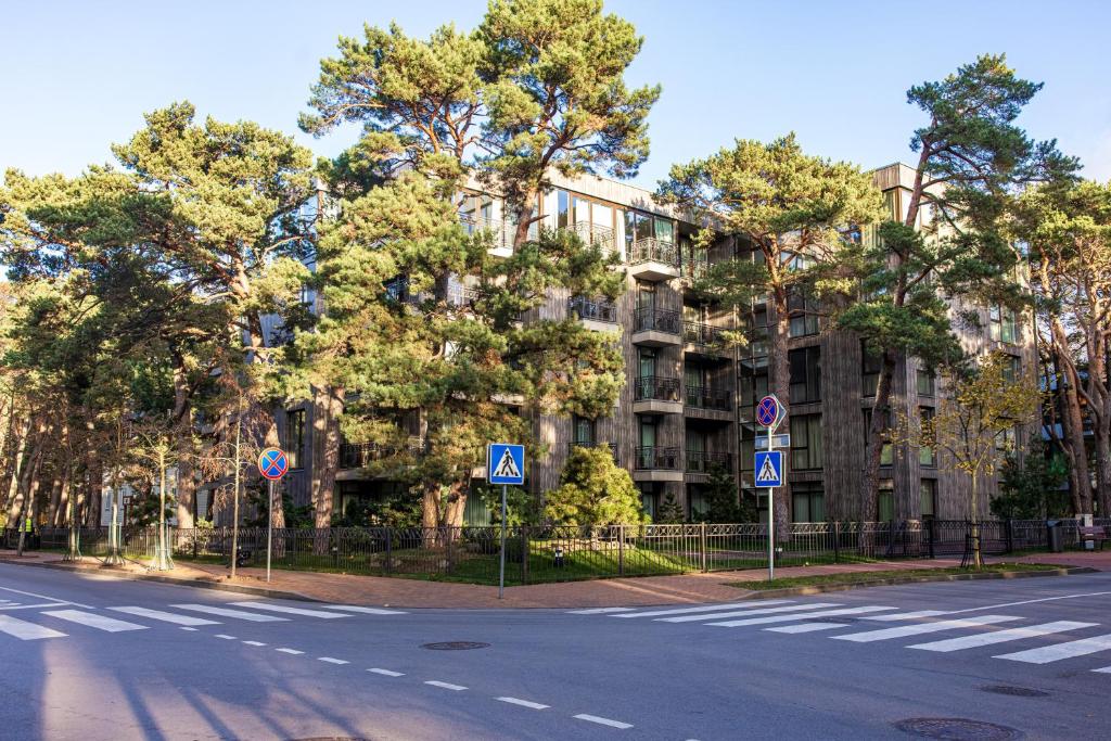 パランガにあるBIRUTĖS ALĖJA 43 Apartamentaiの大きな建物前の空き道