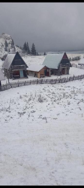 Etno katun Mokra v zimě