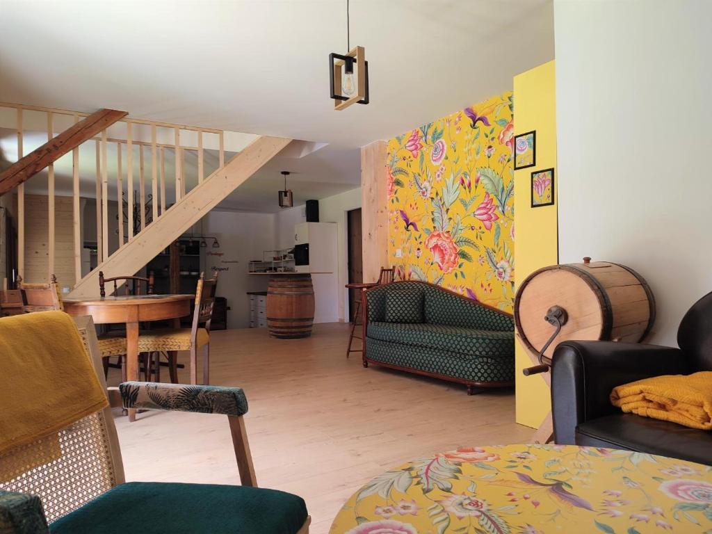 d'un salon meublé et d'un escalier. dans l'établissement Accotinae - Mont-Saxonnex, à Mont-Saxonnex