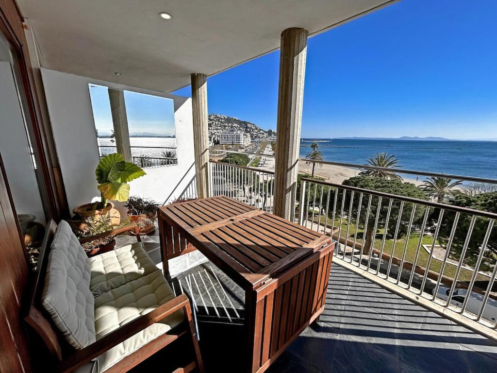 a balcony with a couch and a view of the ocean at Apartament Marina Roses 3 in Roses