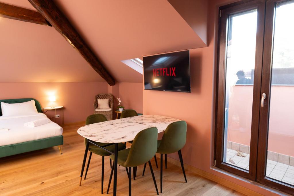 TV a/nebo společenská místnost v ubytování San Giuseppe Suite Lake Como