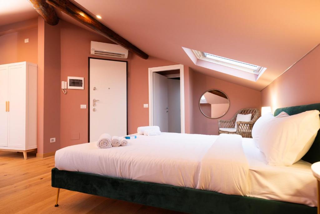 Postel nebo postele na pokoji v ubytování San Giuseppe Suite Lake Como