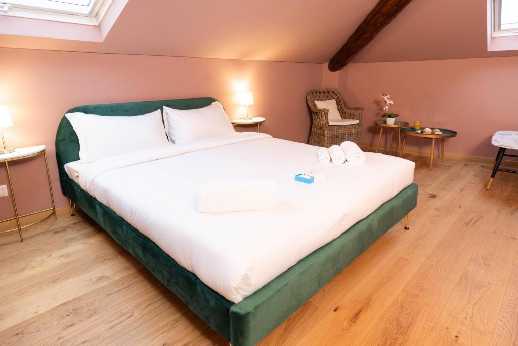 Postel nebo postele na pokoji v ubytování San Giuseppe Suite Lake Como