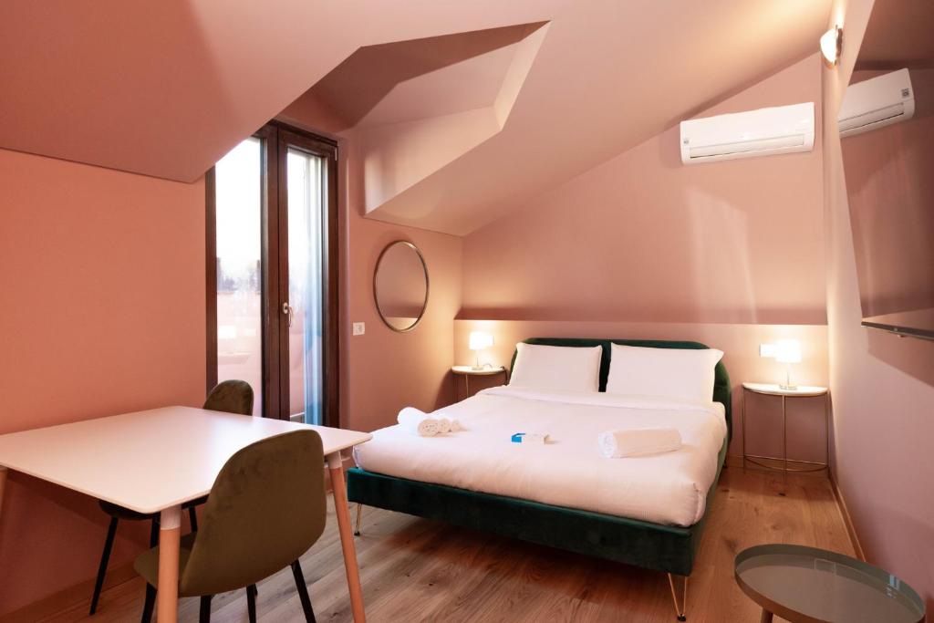 Postel nebo postele na pokoji v ubytování San Giuseppe Suite Lake Como