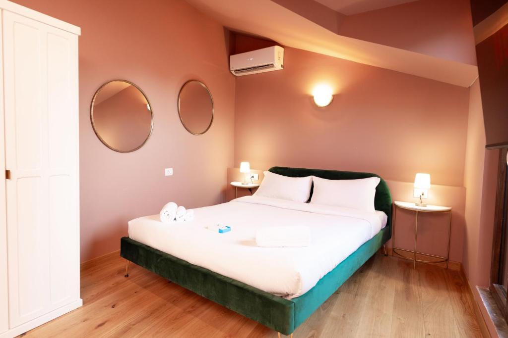 Postel nebo postele na pokoji v ubytování San Giuseppe Suite Lake Como