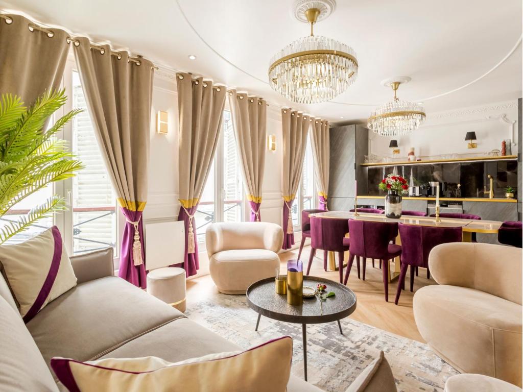 un salon avec un canapé et une table dans l'établissement Merveil - Luxury Suite - Champs Elysees -St George, à Paris