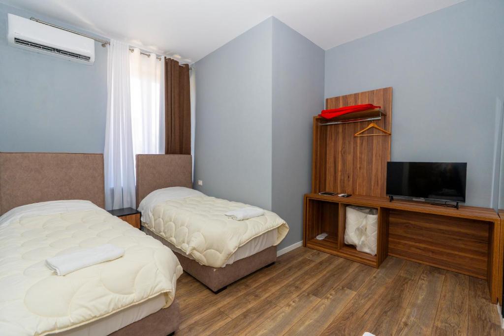 Postel nebo postele na pokoji v ubytování GJUHADOLI HOTEL Restaurant