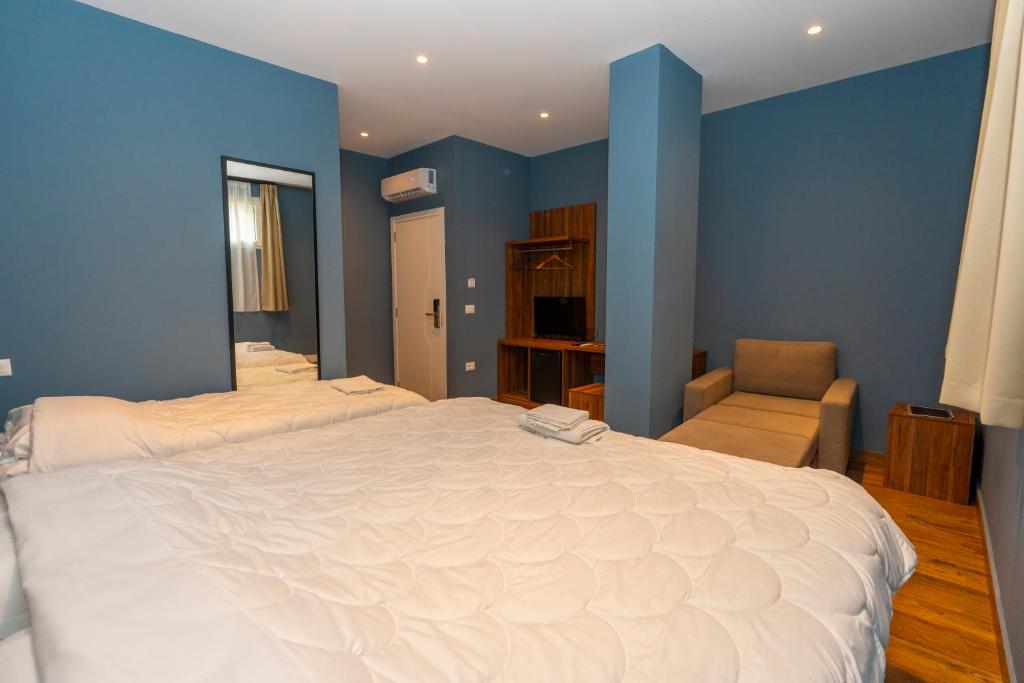 Postel nebo postele na pokoji v ubytování GJUHADOLI HOTEL Restaurant