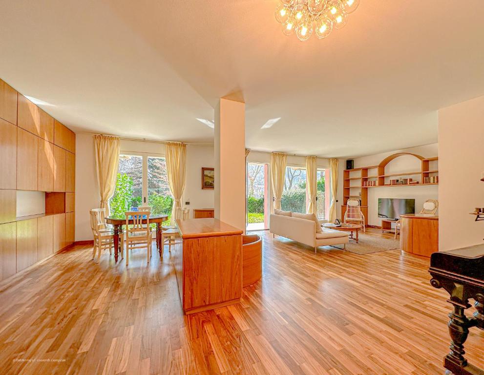 Posezení v ubytování Aspromonte Lakeside Suite - Lecco Garden Retreat